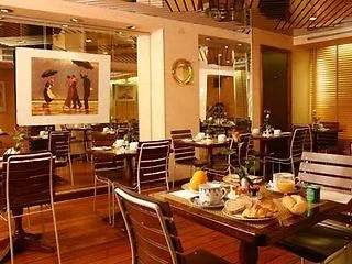 מלון פריז Waldorf Montparnasse 3*,